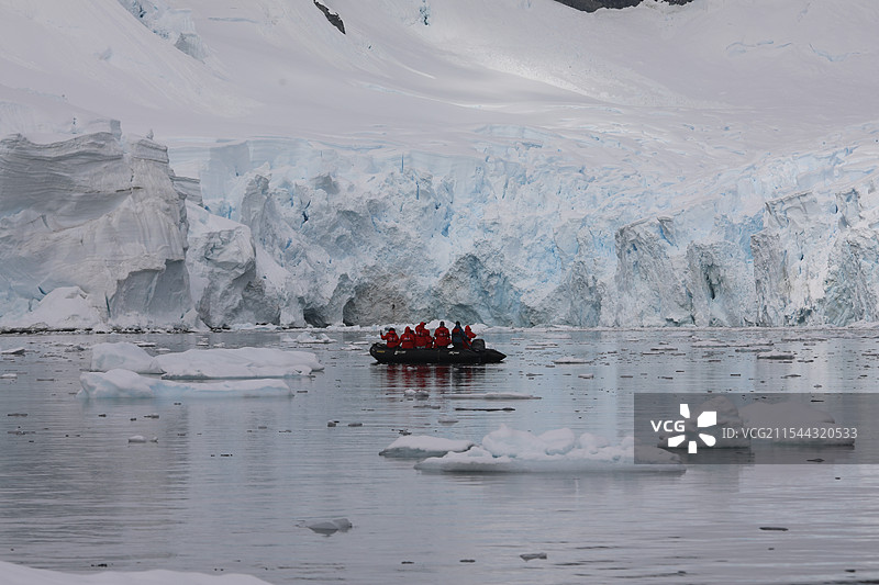 南极冰川前的橡皮艇图片素材