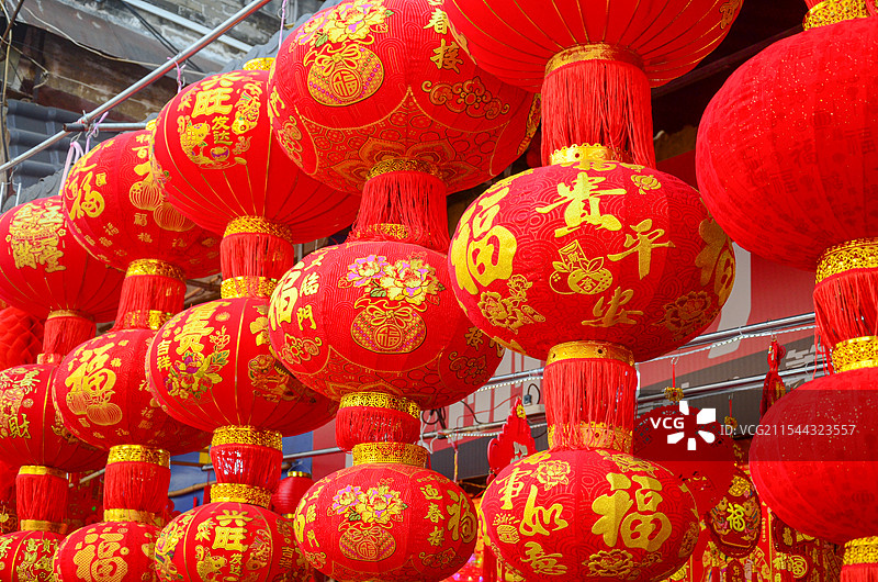 传统中国红灯笼，中国传统农历新年，蛇年，2025，江门市水街市场，广东省。图片素材