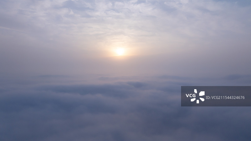 日出穿云航拍图片素材