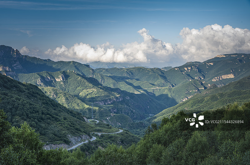 山谷和白云图片素材