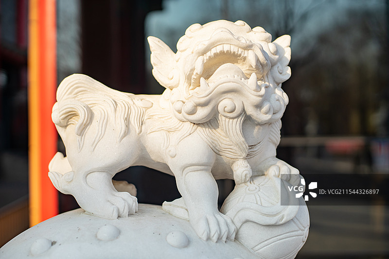 中国传统建筑拍摄主题，传统大门，古代建筑门口的石鼓和抱鼓石，户外白昼无人图像摄影图片素材