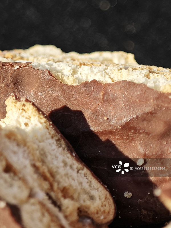 黑色背景下的夹心糕点特写图片素材