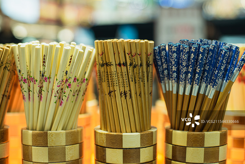 中国厨房用品餐具拍摄主题，三个竹筒里装满了各种各样的筷子，室内五人图像摄影图片素材