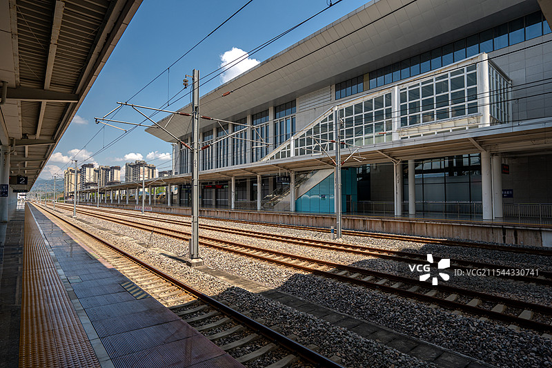 晴天动车站站台和谐号动车风景图片素材
