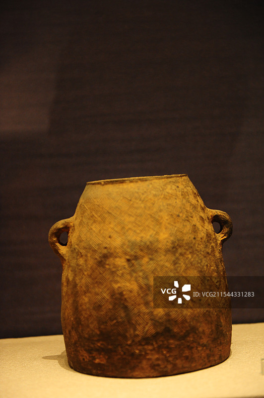 战国鱼篓形印纹硬陶罐图片素材