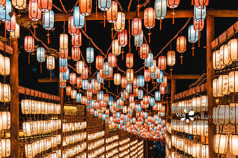 中国春节元宵节中秋节夜晚喜庆氛围灯笼图片素材