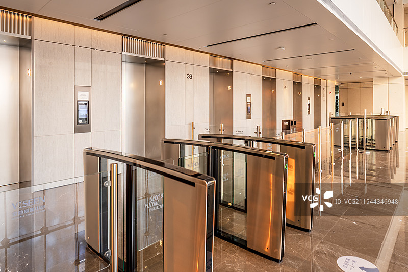 一人一闸门图片素材