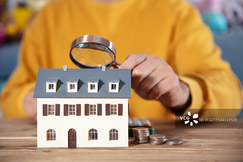 购房者查找合适的房源图片素材