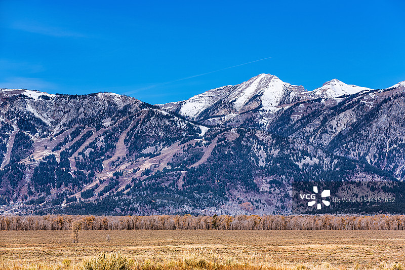 美国怀俄明州大提顿国家公园的雪山风光图片素材