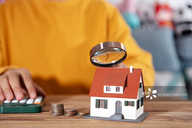 购房者查找合适的房源图片素材