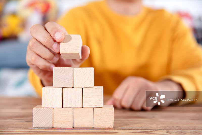 在桌子上堆积积木图片素材