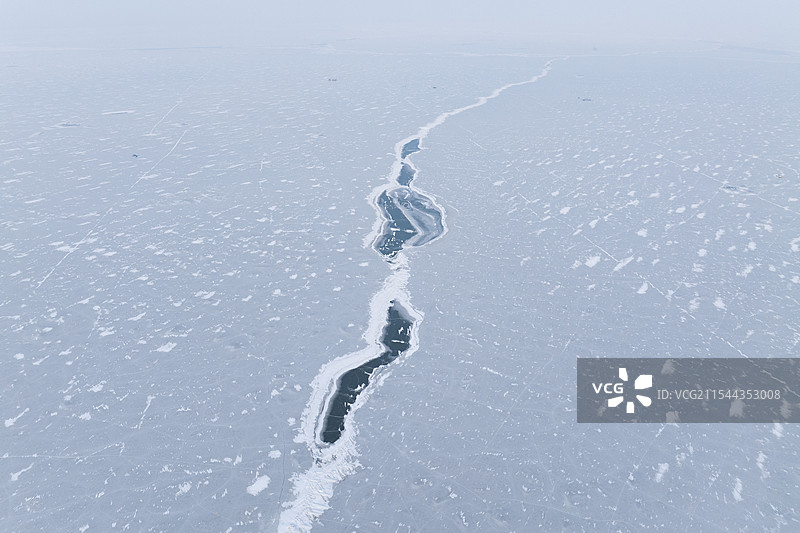航拍冬季冰封的吉林松原查干湖空镜图片素材