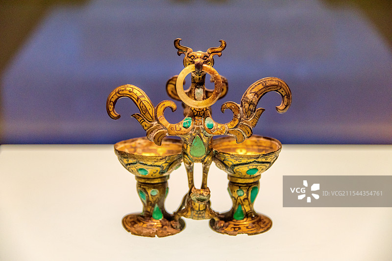 中国河北石家庄河北博物院馆藏满城汉墓出土铜朱雀衔环杯图片素材