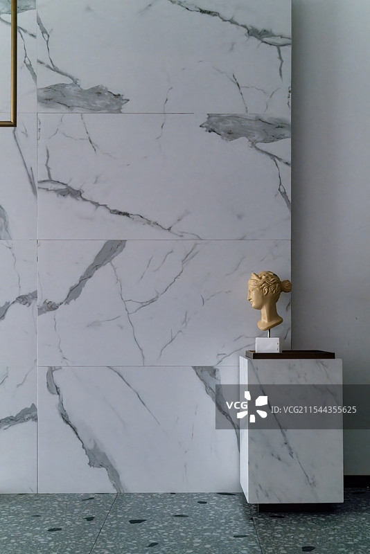 经济下行，墙角，吧台，金色的女性头像图片素材