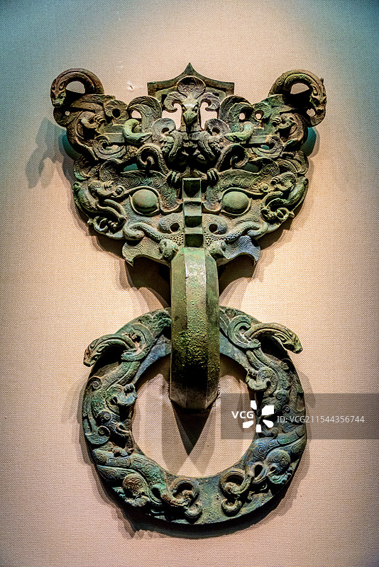 中国河北石家庄河北博物院馆藏战国燕国透雕龙凤纹铜铺首图片素材