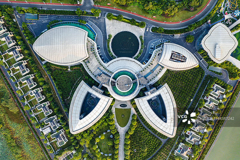 俯瞰四川遂宁圣莲岛上设计优美的酒店图片素材