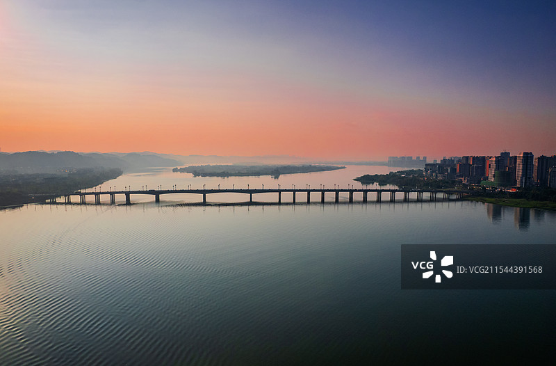 航拍日出时分的四川遂宁城市风景图片素材