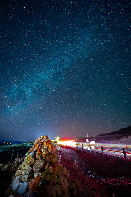 星空下的车轨图片素材