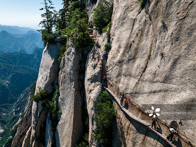 悬崖峭壁上的人图片素材