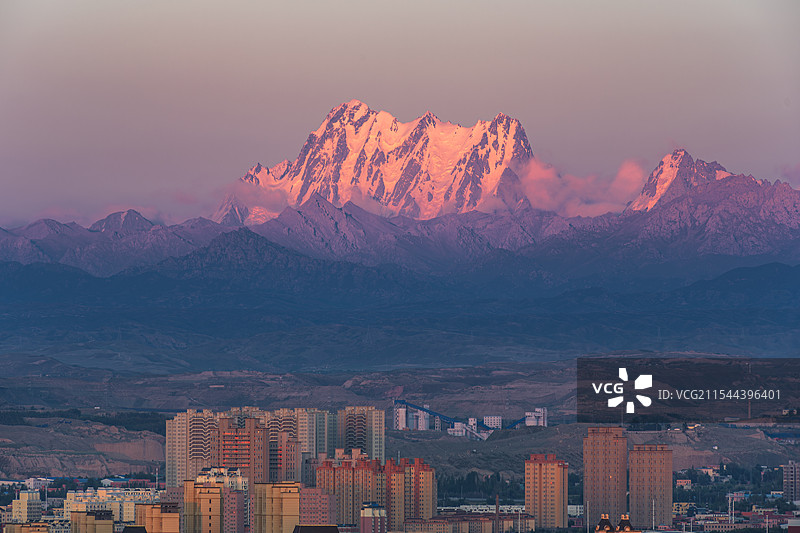 博格达日照金山图片素材