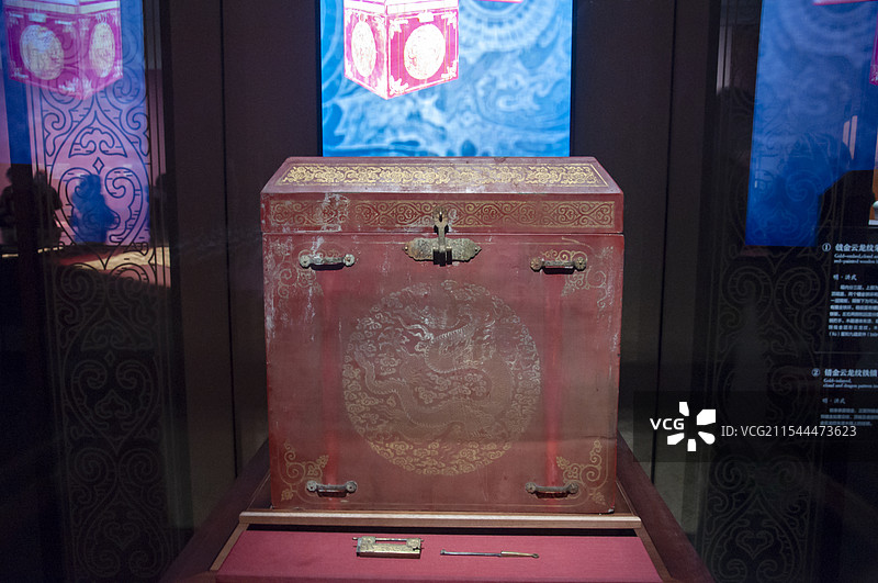 山东博物馆文物明代朱檀墓出土戗金云龙纹朱漆木箱图片素材