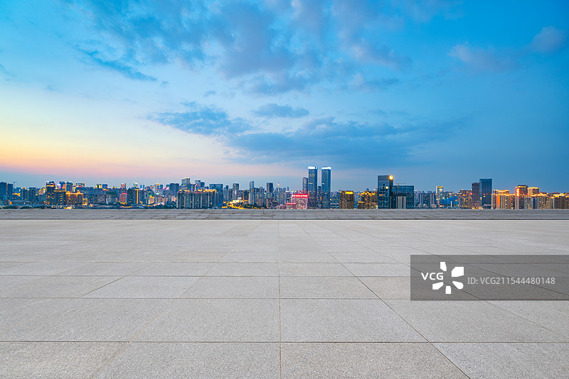 成都城市风光日落黄昏夜景路面地面广场停车场汽车广告背景图图片素材