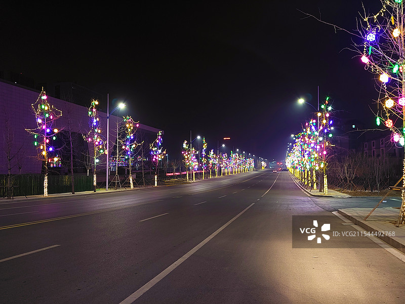 春节期间，道路两边的树木上面张灯结彩迎新年图片素材