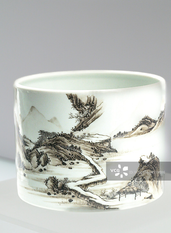 粉彩春夜宴桃李园图笔筒_景德镇窑_清雍正_上海博物馆_中国古代陶瓷图片素材