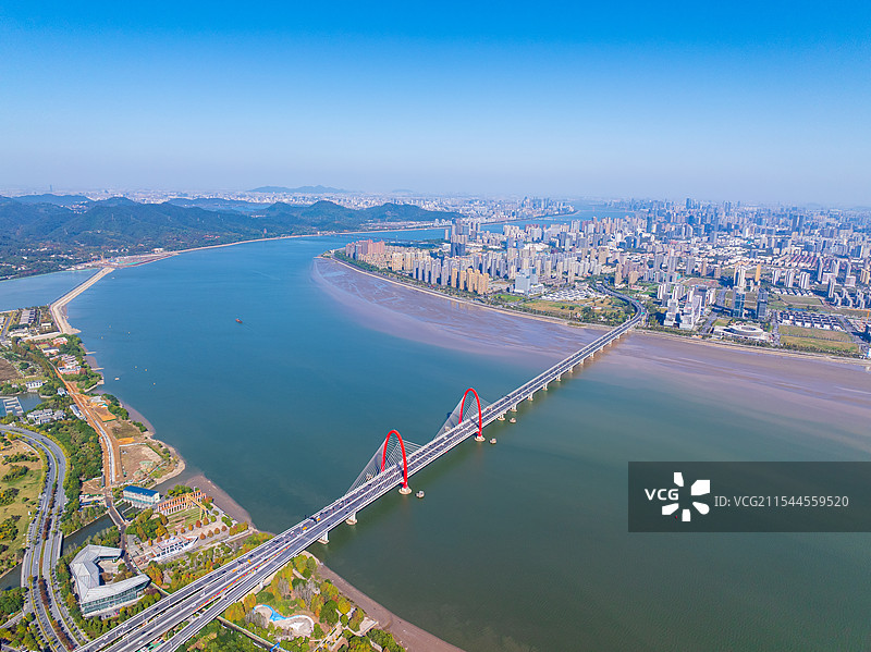 城市天际线与大桥图片素材