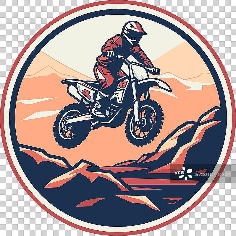 山中公路上的越野摩托车骑手图片素材