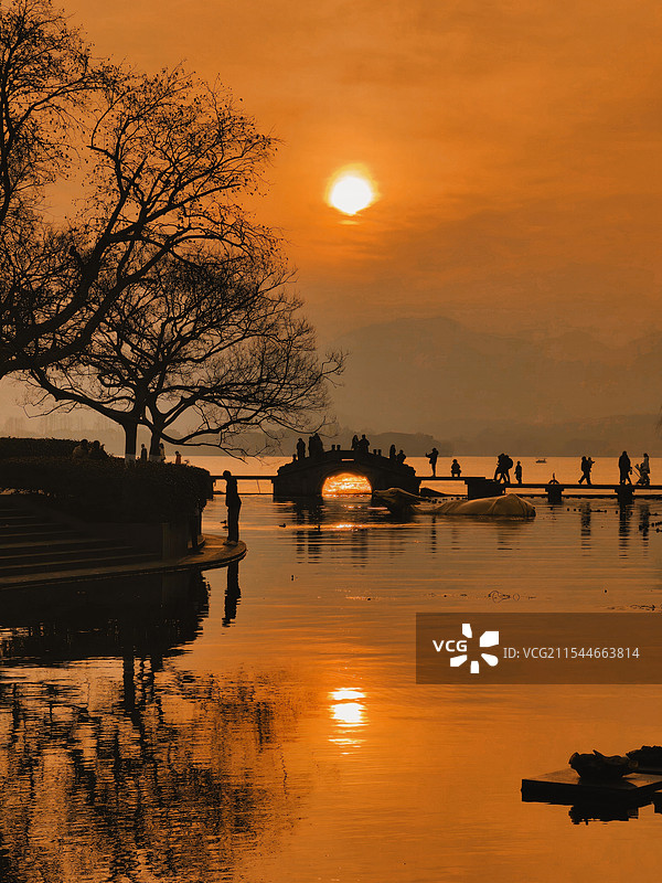 日落涌金桥-杭州涌金桥是横跨西湖的古桥，典型的江南水乡桥梁特色，是连接城市与自然景观的纽带。图片素材