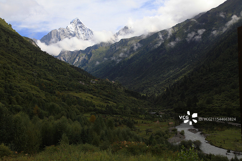 四姑娘山双桥沟的山水林湖图片素材