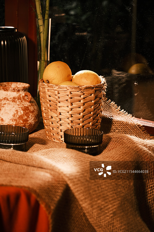 篮筐里的橙子图片素材