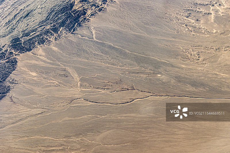 新疆维吾尔自治区哈密市南湖乡山脉与戈壁交界大地纹理飞机航拍视角图片素材