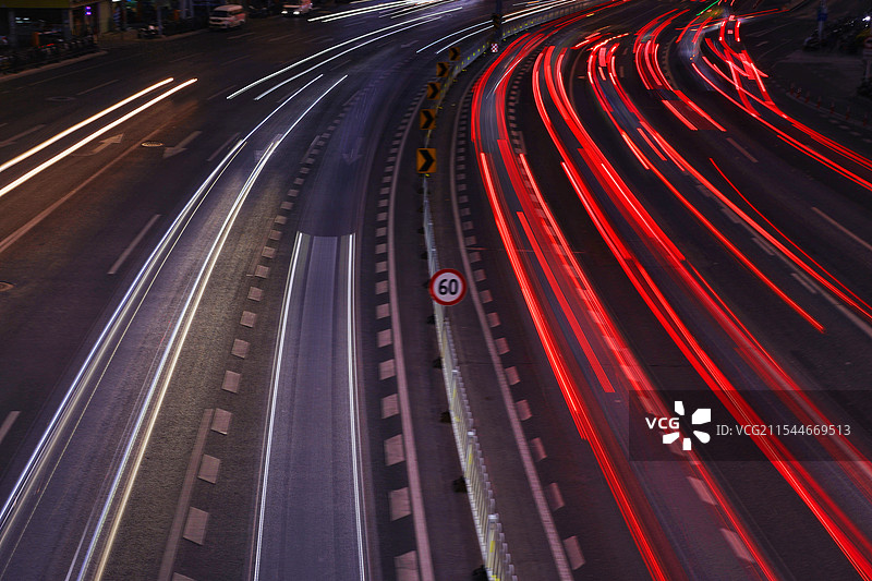 落日黄昏下 下班高峰期 交通车流行驶车灯 延时拍摄图片素材