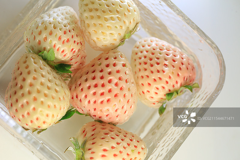 泡在水里的新鲜白草莓图片素材