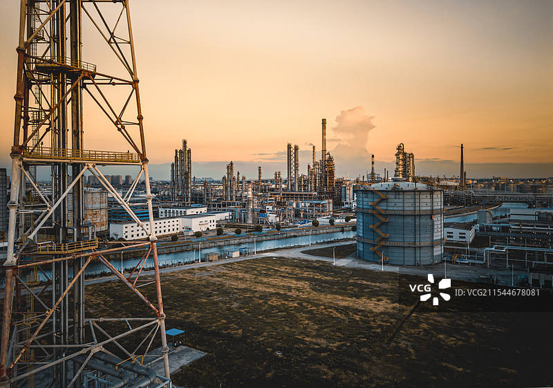 航拍长江边滨江工业区图片素材