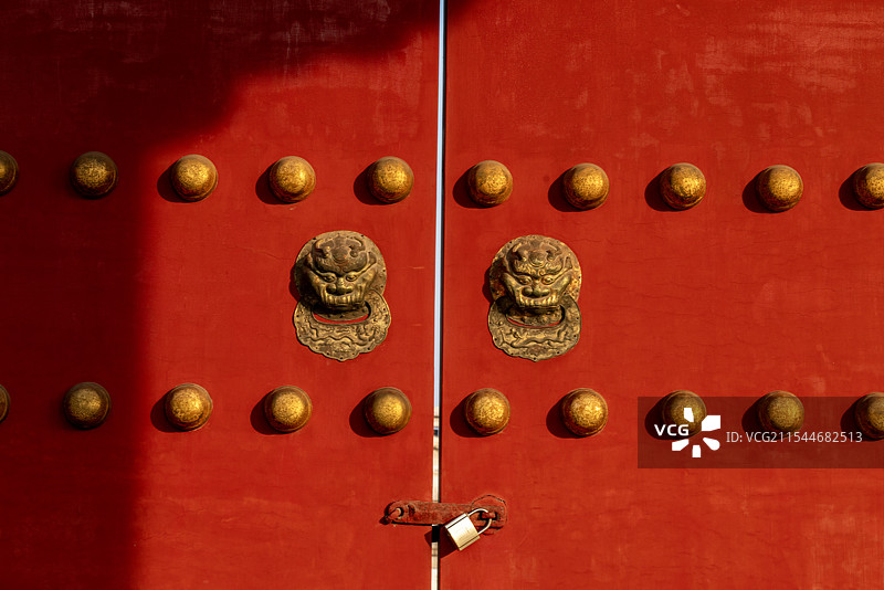 北京故宫的狮头门环图片素材