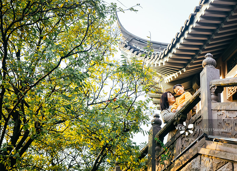 中国母子在浙江省宁波市镇海区招宝山风景区鳌柱塔游玩图片素材