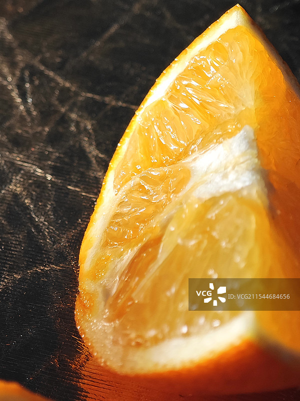 亮色背景上的橙子特写图片素材