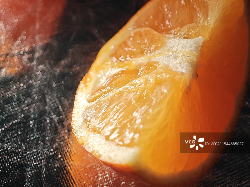 亮色背景上的橙子特写图片素材