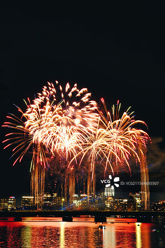 城市上空的烟花图片素材