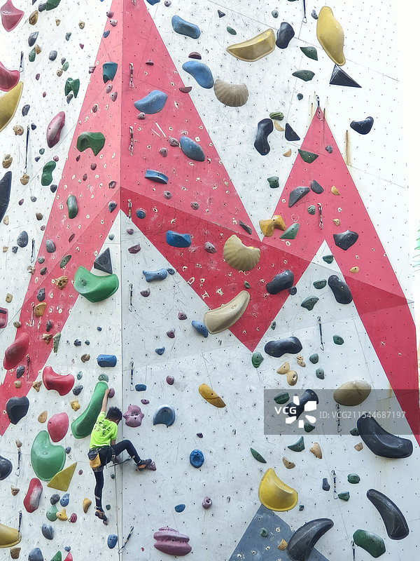 攀岩的少年图片素材