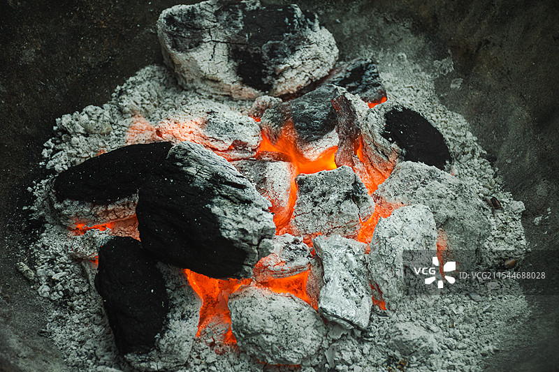 火盆里燃烧的木炭图片素材