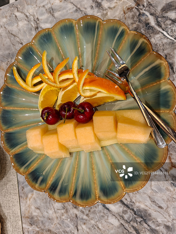 哈密瓜橙子车厘子果盘图片素材