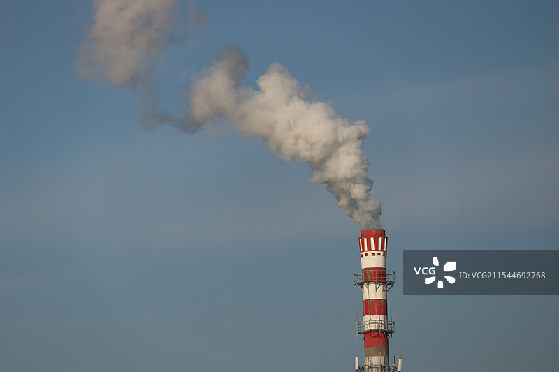 冬天供热站正在冒烟的冷却塔图片素材
