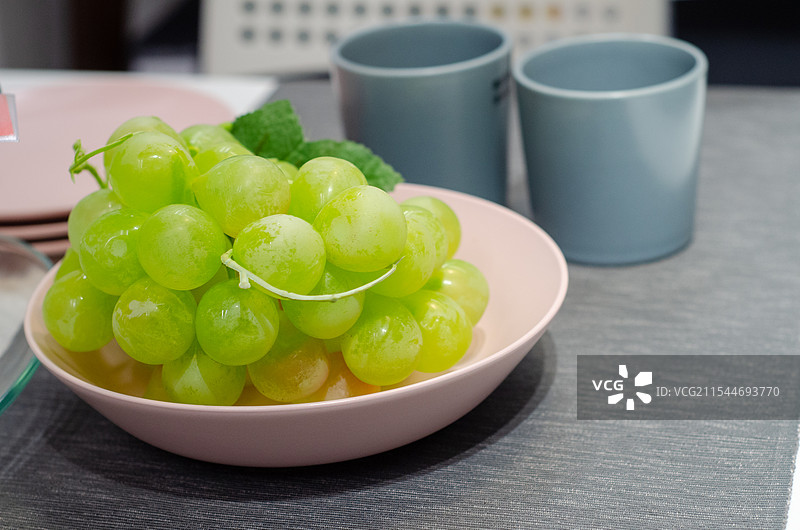 盘中的假葡萄看起来新鲜多汁图片素材