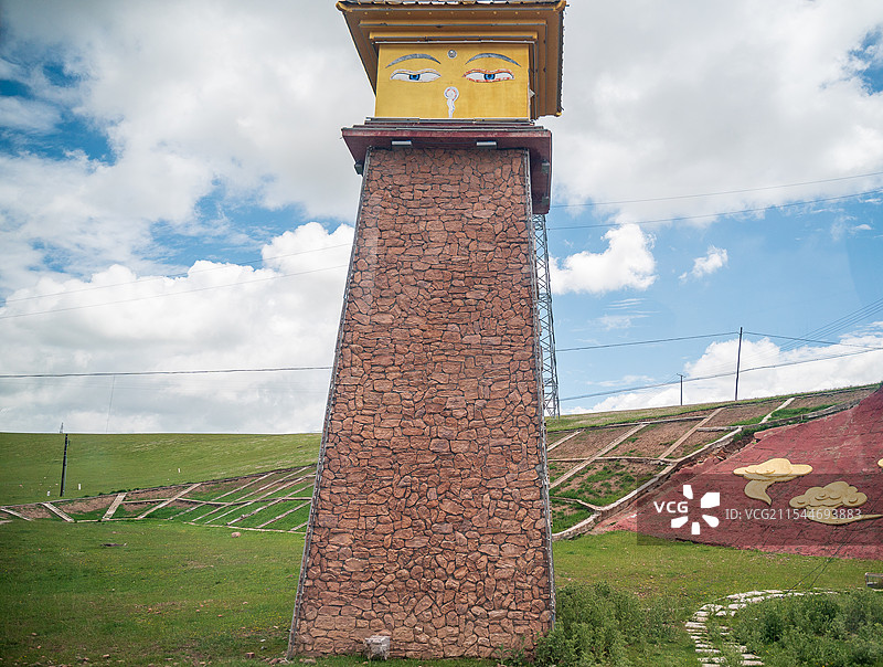 青藏高原上的祈福塔图片素材