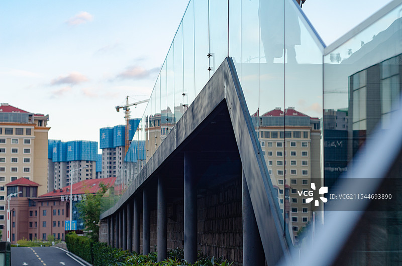 青岛创客公园里的玻璃楼梯，倒影城市高楼图片素材