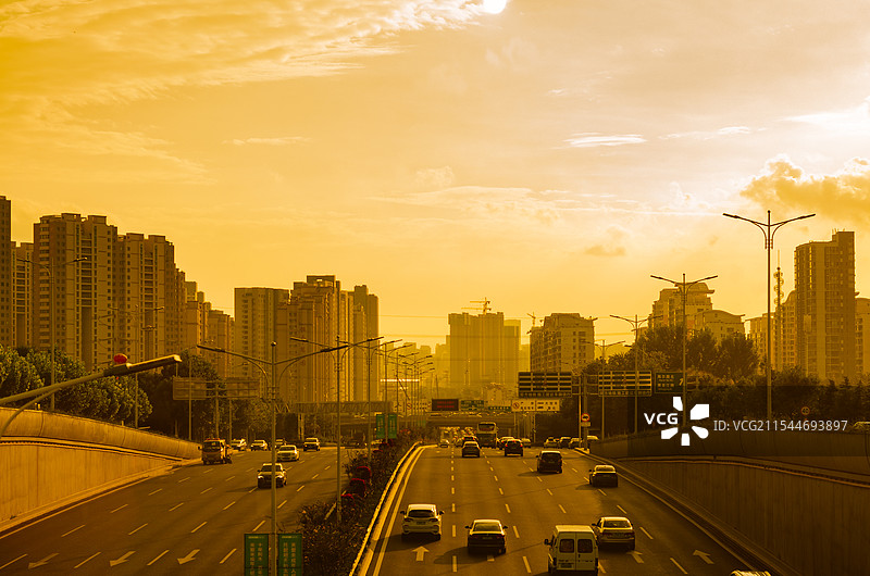 青岛城市夕阳下的高楼大厦和宽阔的道路图片素材